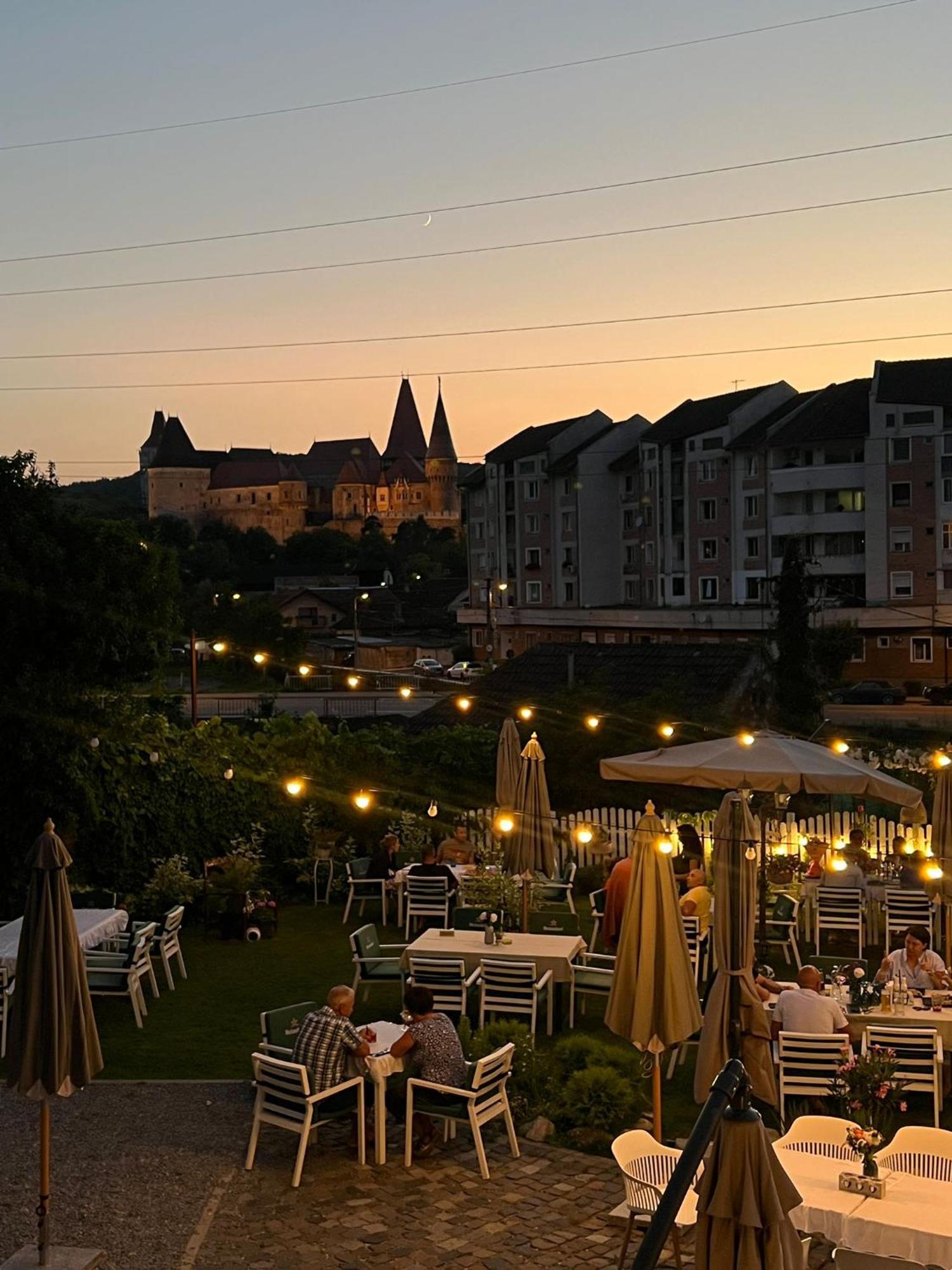 Hotel La Fontaine Hunedoara Exteriér fotografie