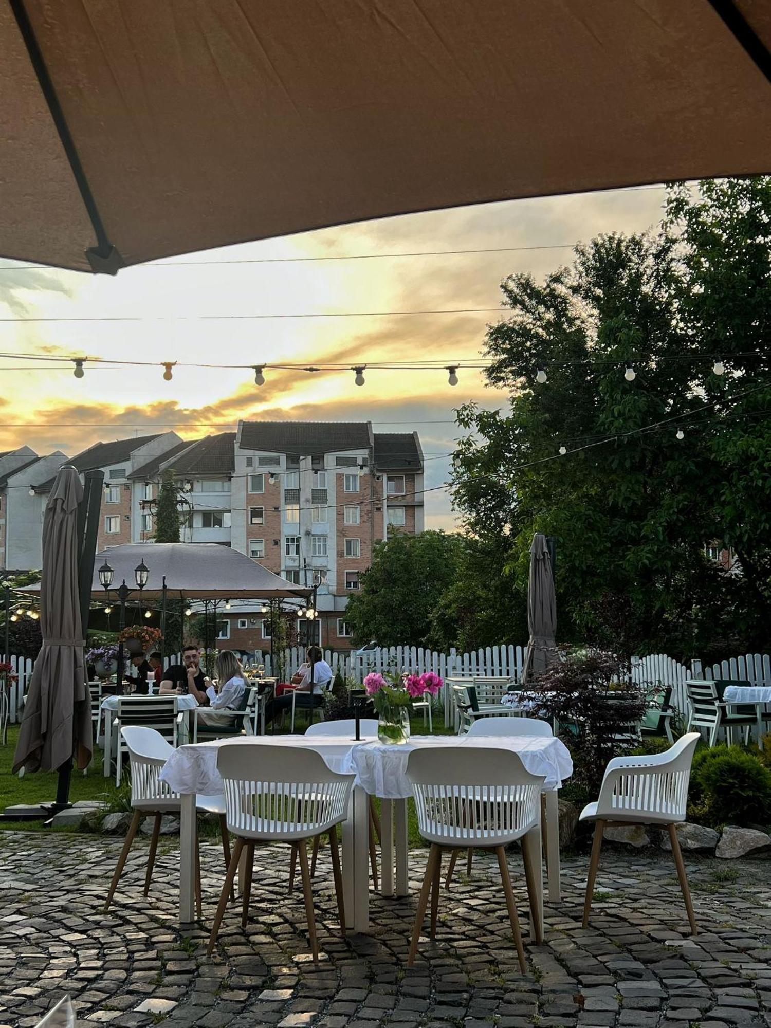 Hotel La Fontaine Hunedoara Exteriér fotografie